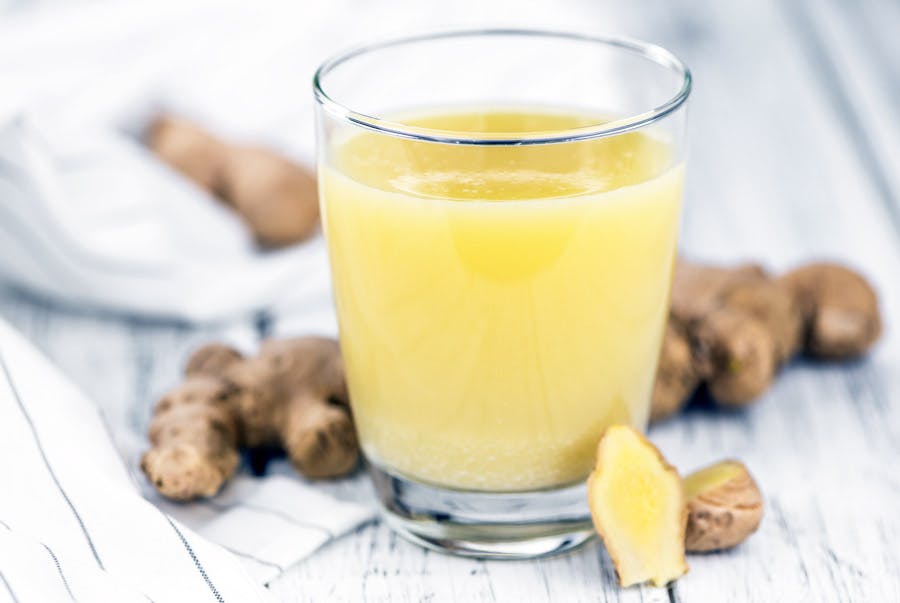 Rå ingefærshot lavet uden kogning i blender – flot gul farve