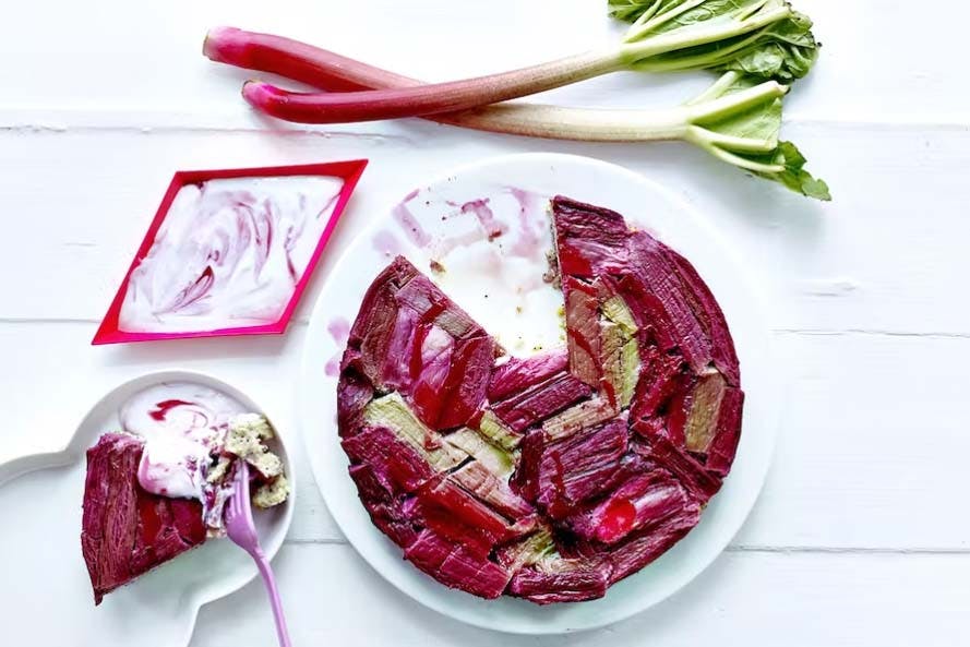 Raparperipiirakkaa ja rahkakastiketta