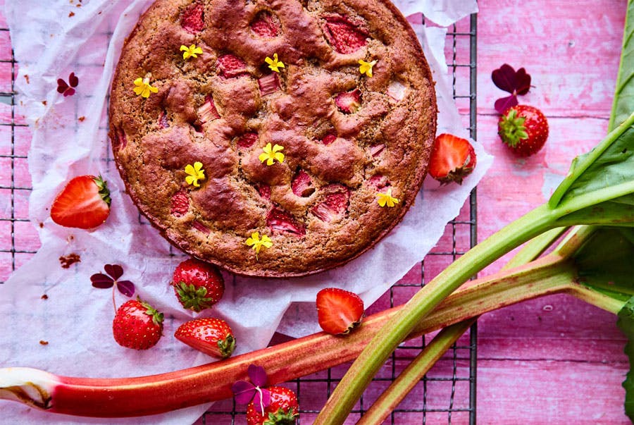 Rabarberkage med jordbær
