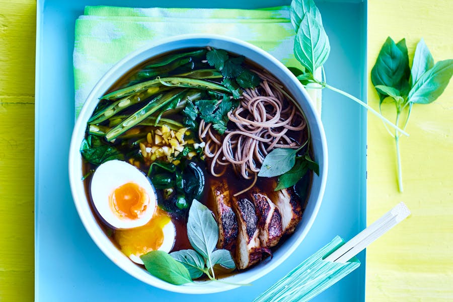 En skål ramen med pak choi og kylling