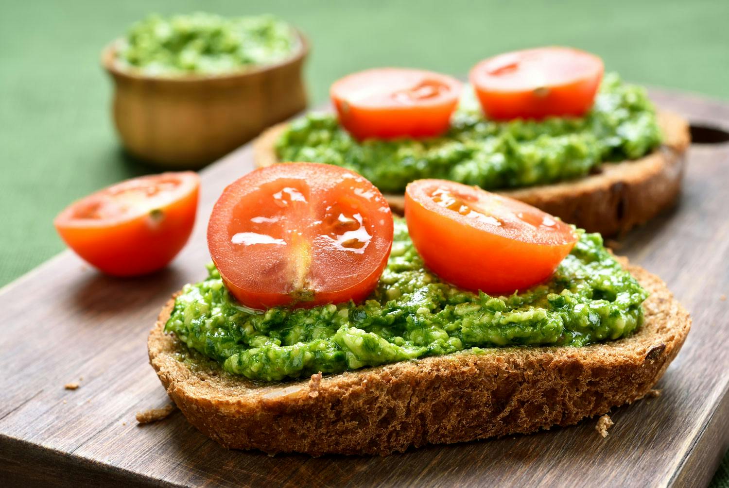 Hemlagad ramslökspesto på bröd med tomat