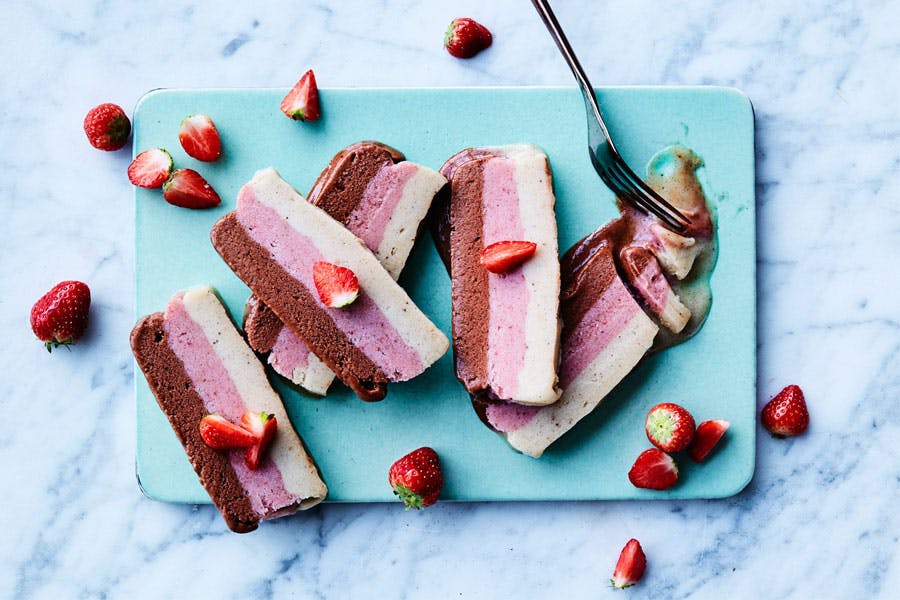 Hjemmelavet regnbueis med jordbær, banan og kakao