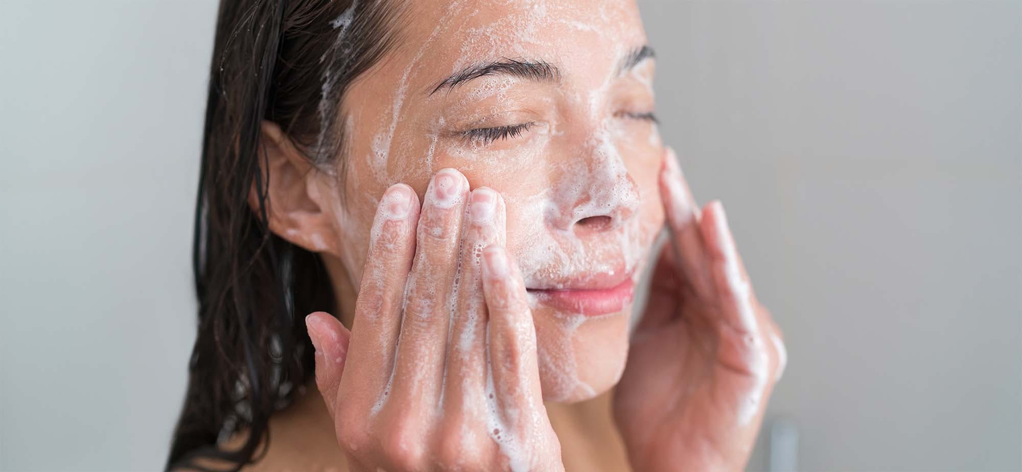 Kvinne som renser huden