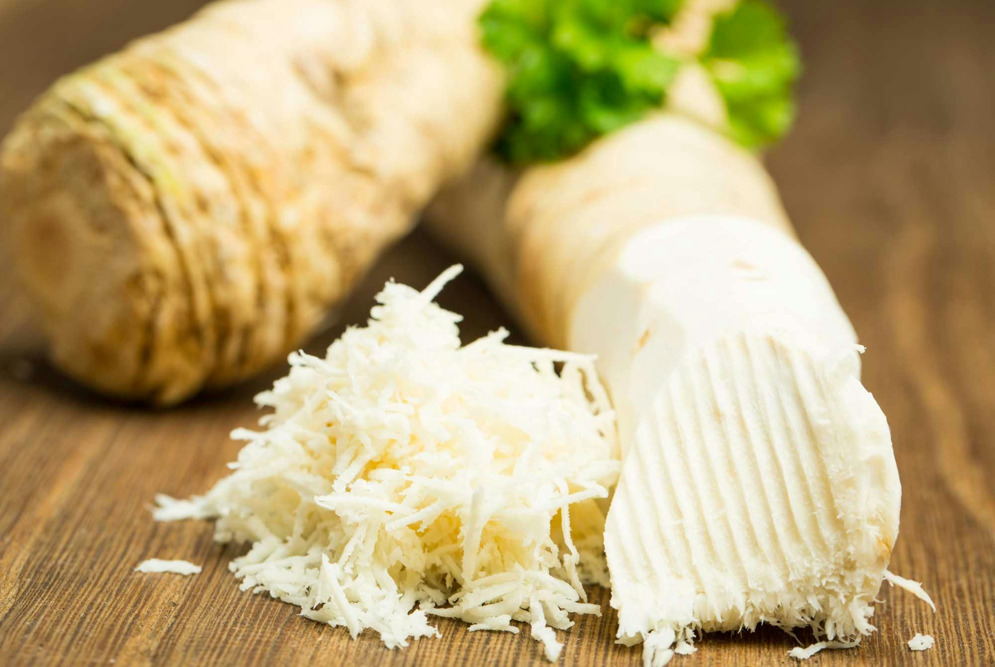 Revet peberrod – revet peberrod på træbord