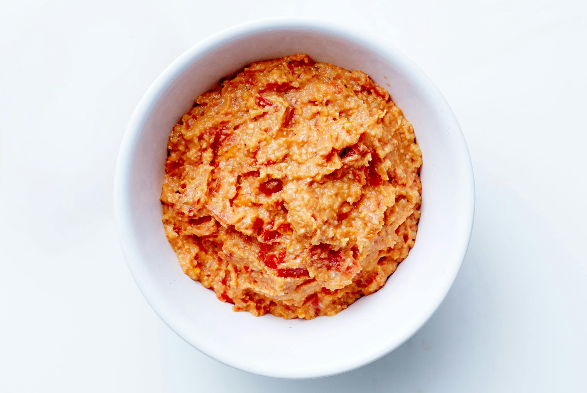 skål med rød hjemmelavet pesto