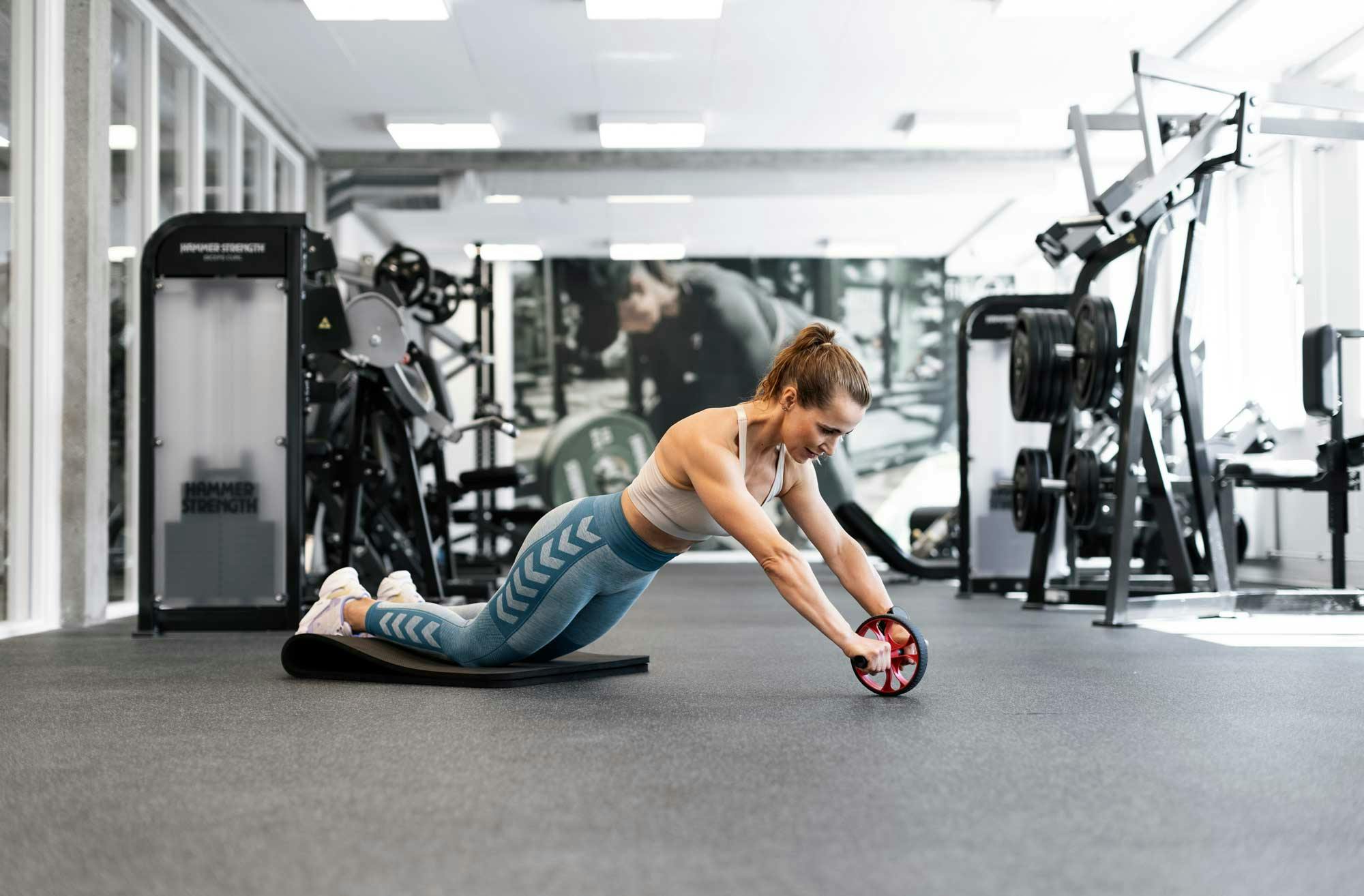 Kvinne tar roll-out med ab-wheel