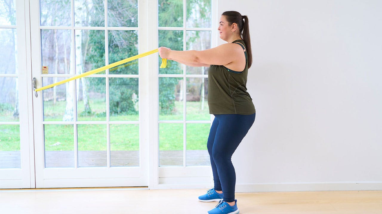 Kvinna tränar styrkeprogram för överviktiga