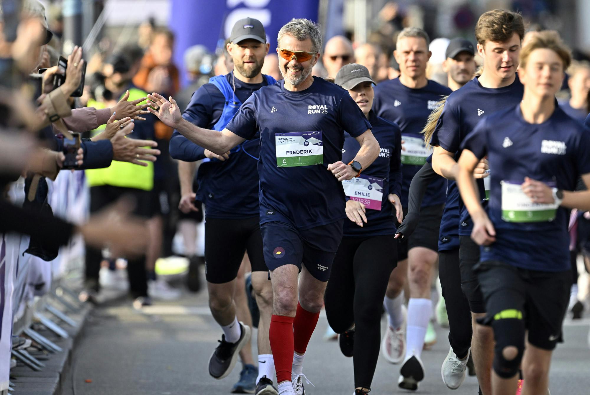 Kong Frederik (nr. 1) løber Royal Run 2025 på 10 km-distancen i København/Frederiksberg – her sammen med bl.a. Kronprins Christian (nr. 3) og Prins Vincent (nr. 5)