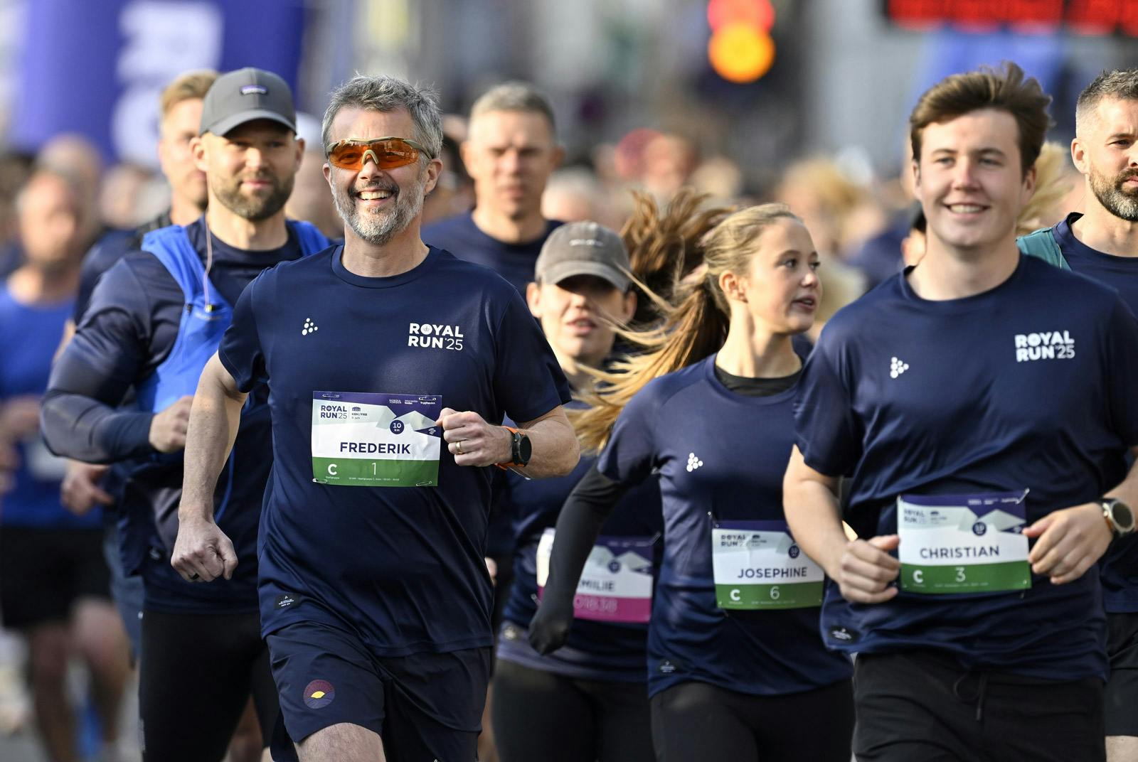 Kong Frederik løber 10 km i København sammen med Kronprins Christian og Prinsesse Josephine.