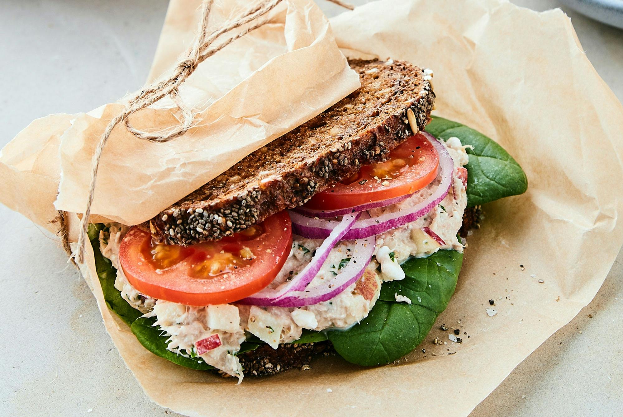 Rukiinen tonnikala-raejuustoleipä.