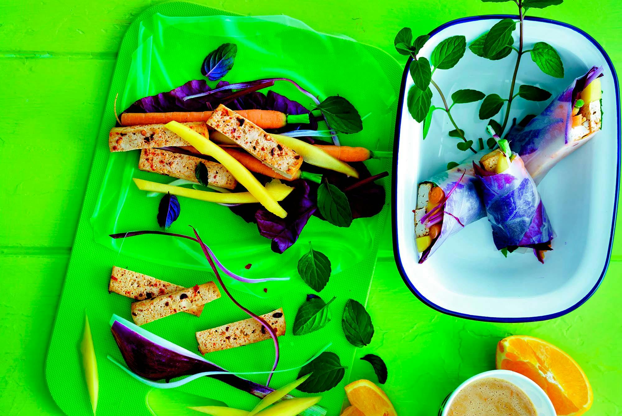 Ruller med tofu og jordnøddedressing