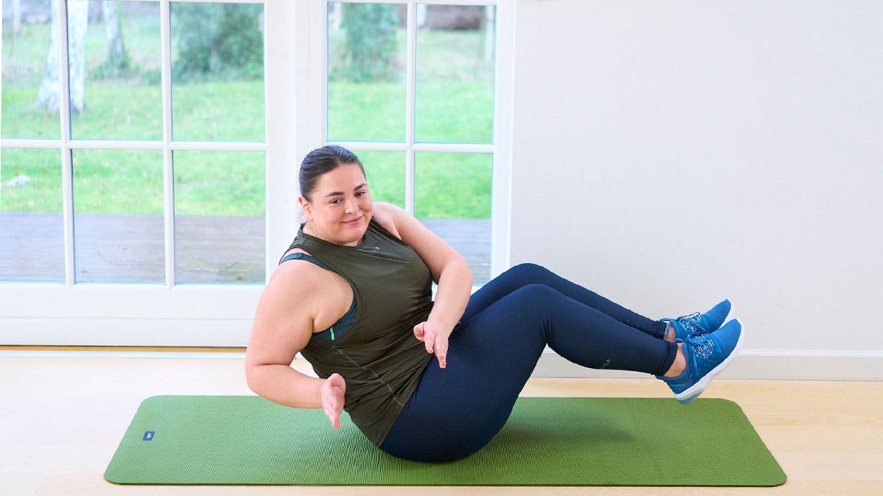 Nainen tekee ylipainoisen voimaharjoittelua