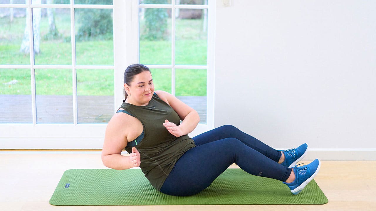 Nainen tekee ylipainoisille suunnattua voimaharjoitusta