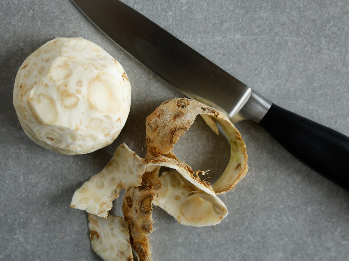 Selleri, skræl og en skarp kniv