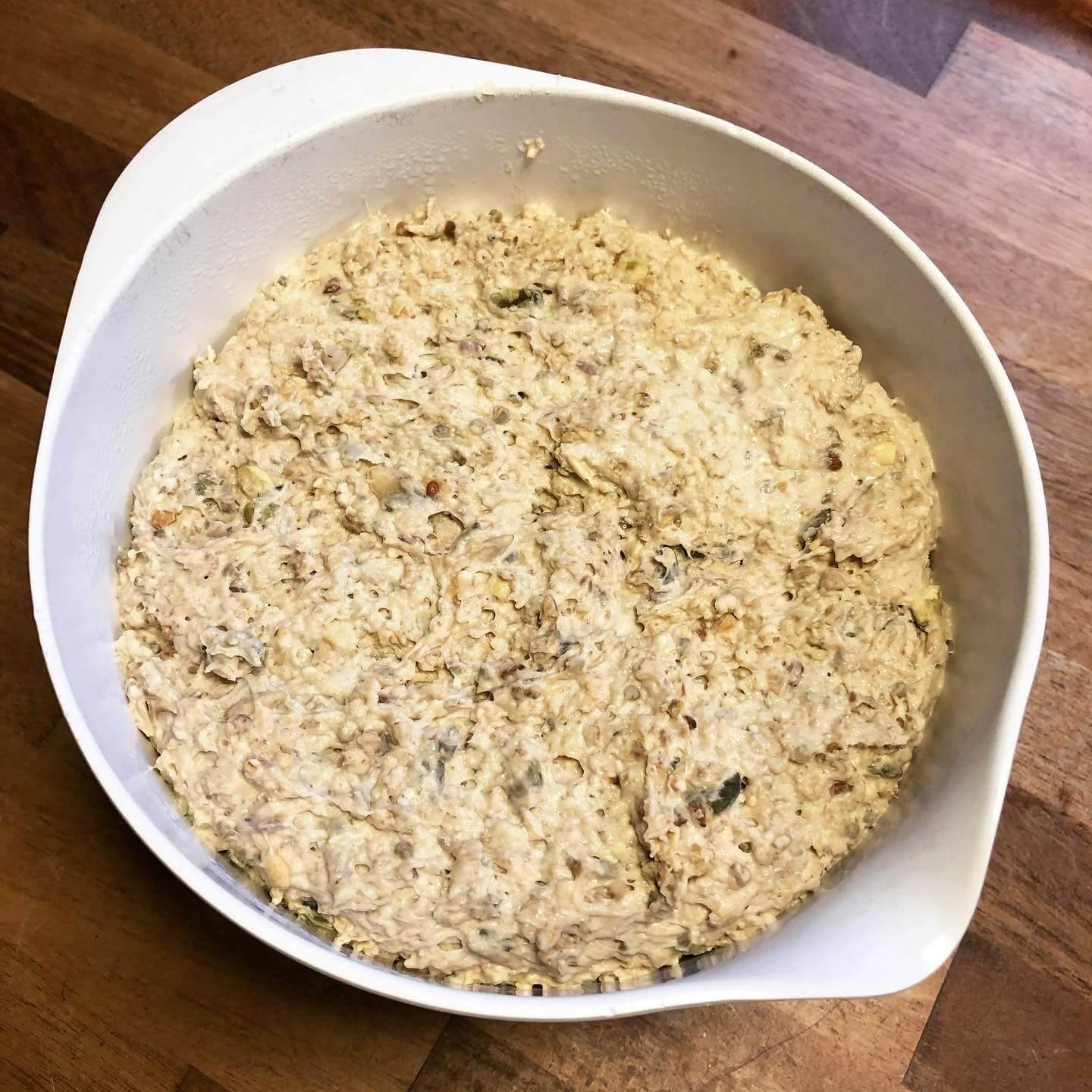 Dej til koldhævede boller med havregryn – skål-med-dej-med-til-koldhævede-boller