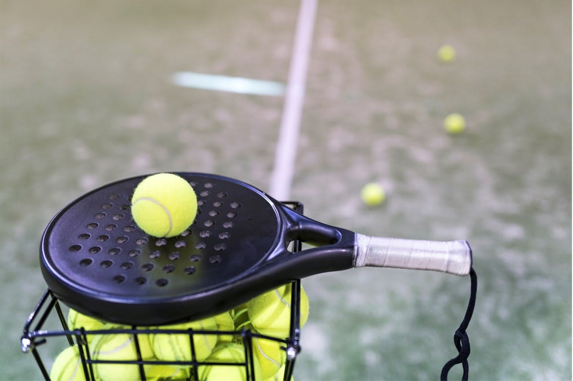 Padelballer i kurv