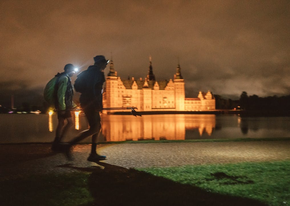 Vandrere går forbi Frederiksborg Slot i Hillerød