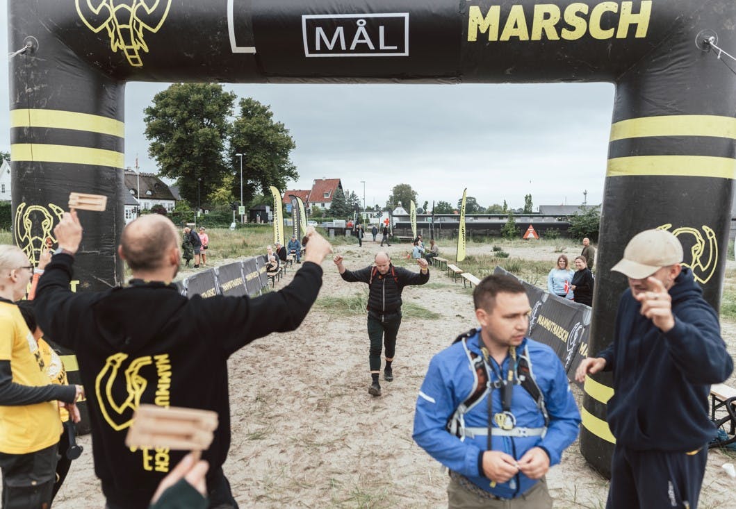 Oppustelig målport ved 100 km Mammut Marsch