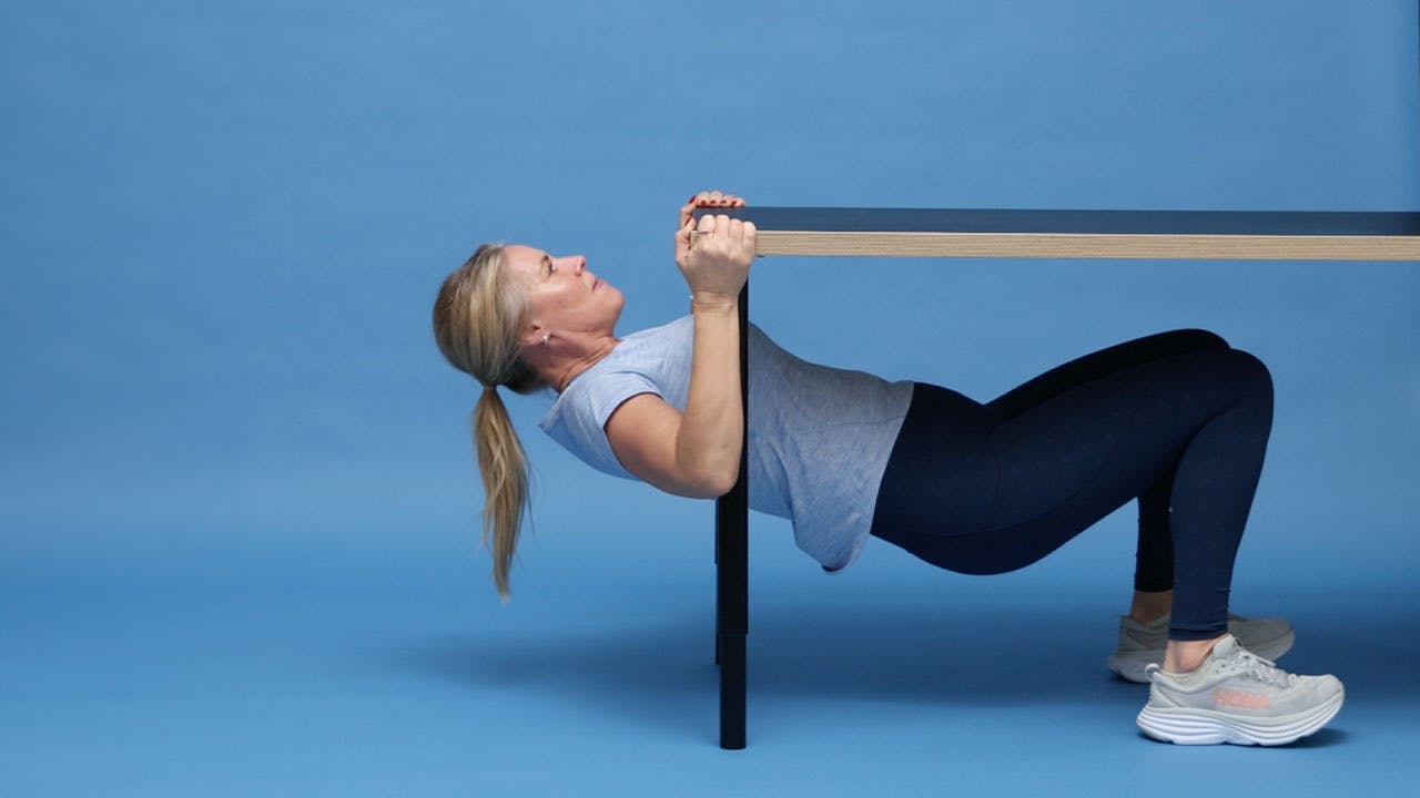 Kvinna styrketränar