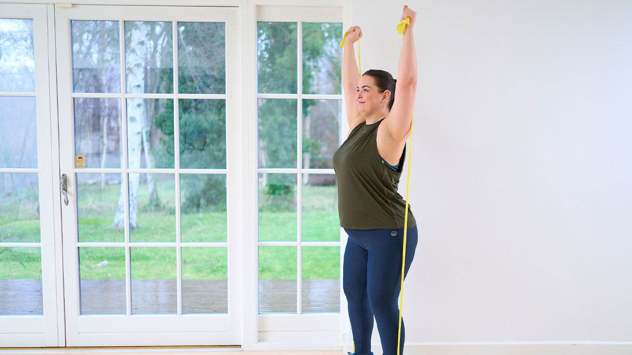 Nainen tekee ylipainoisten voimaharjoittelua