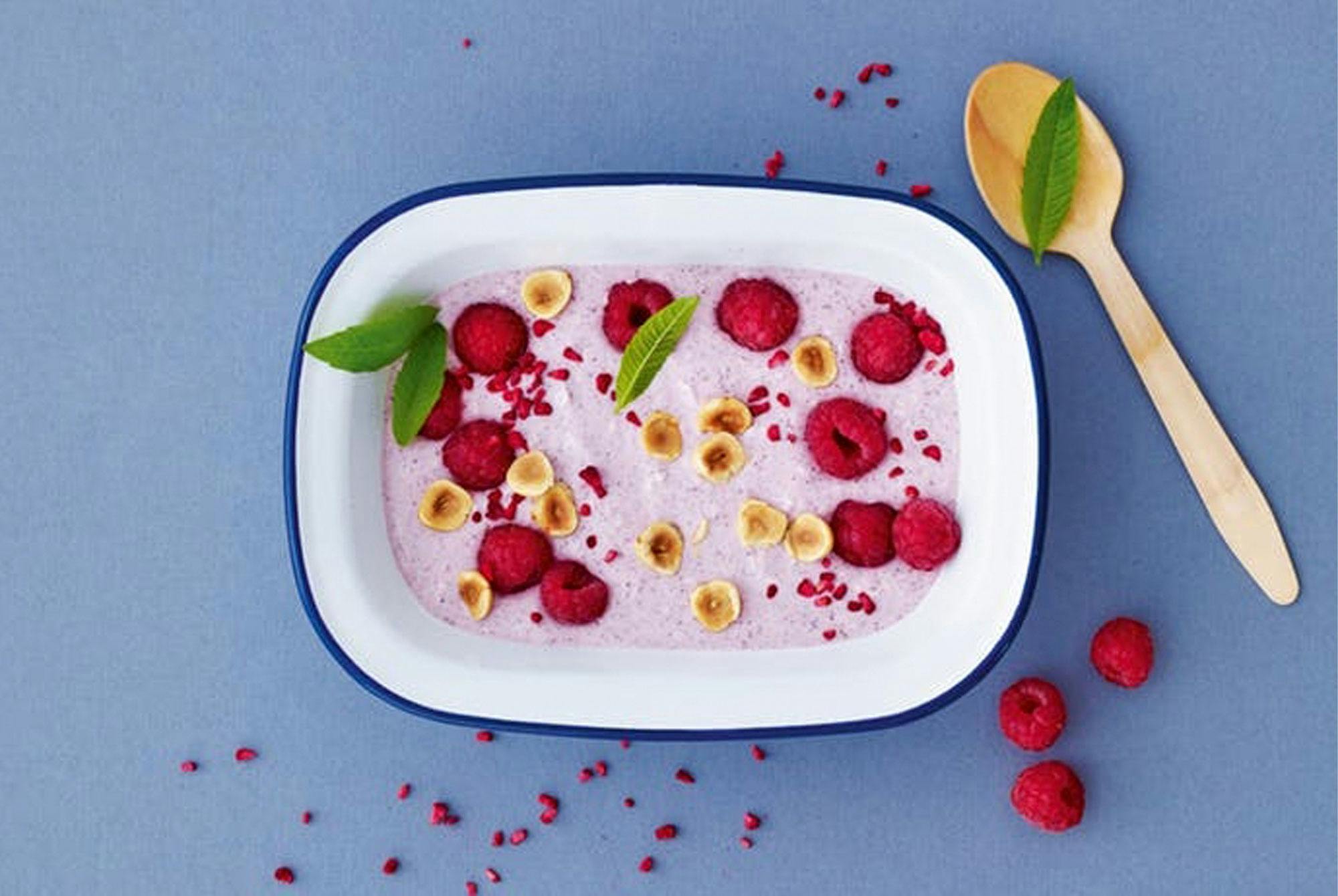 Rörd skyr med filmjölk och hallon