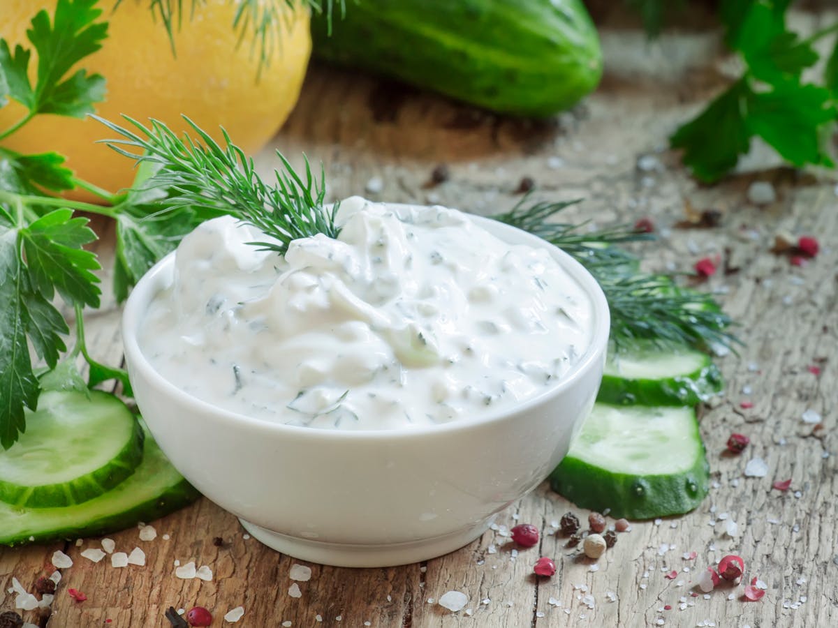 En skål med dressing med urter