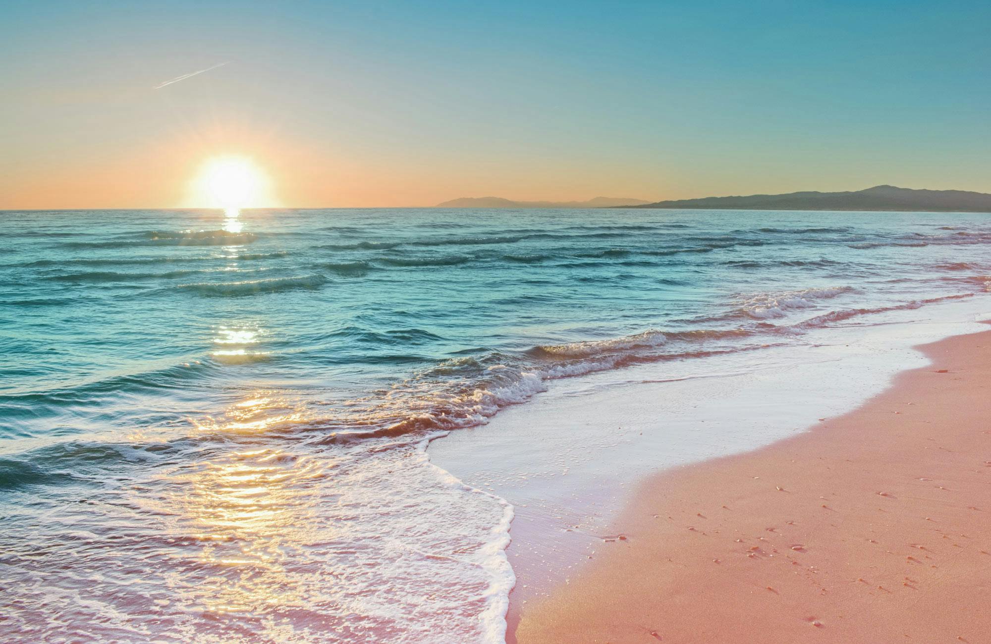 Havets vågor är ett av de naturliga ljuden som är sköna att somna till.