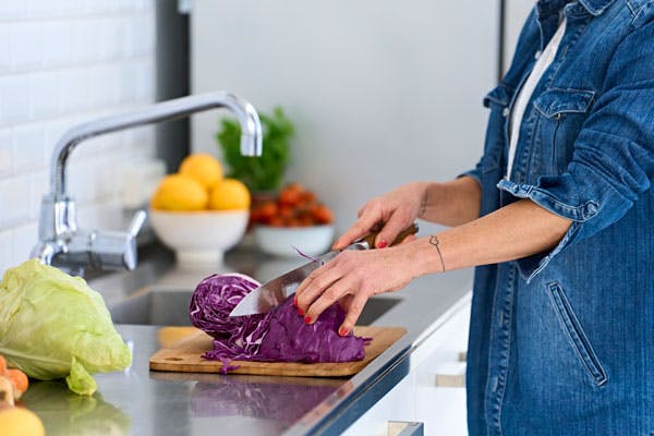 Nærbillede, kvinde snitter kål