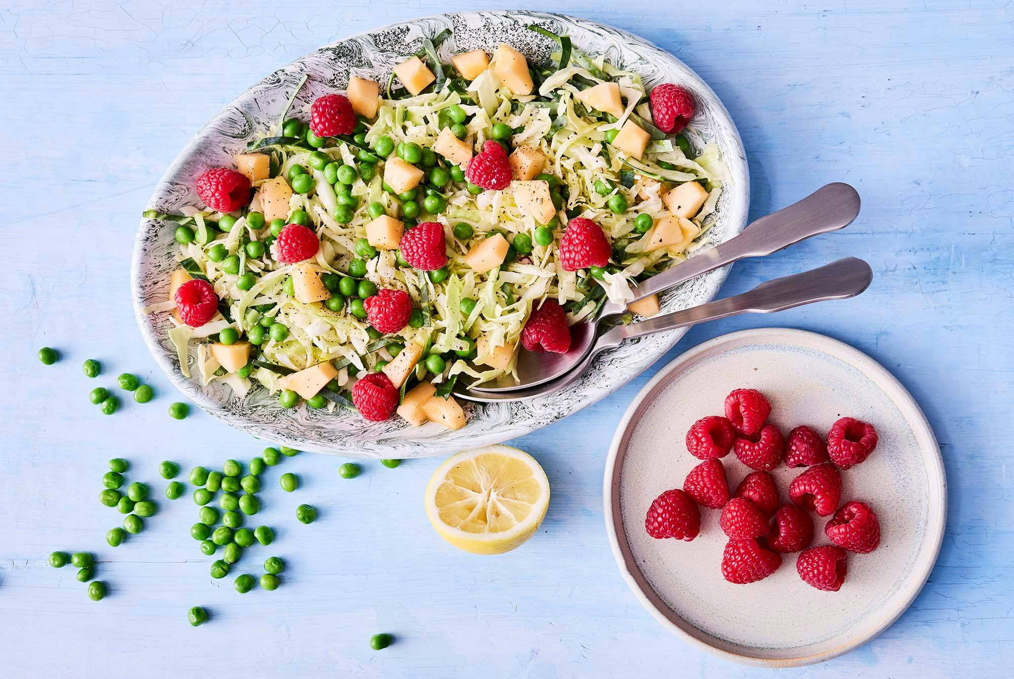 Spidskålssalat med honningmelon, hindbær og spidskål