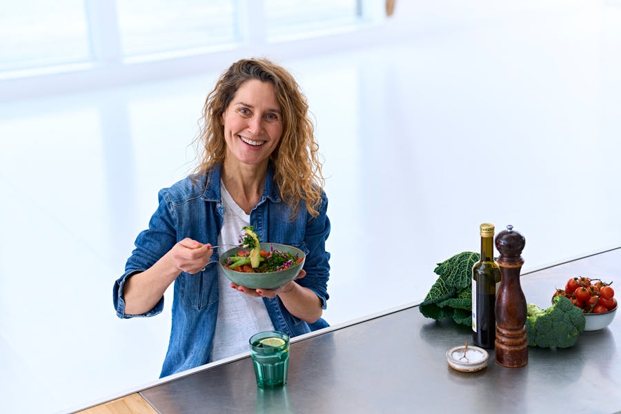 Kvinne som spiser salat