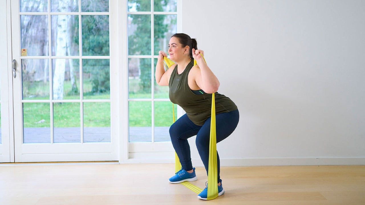 Nainen tekee ylipainoisille suunnattua voimaharjoittelua