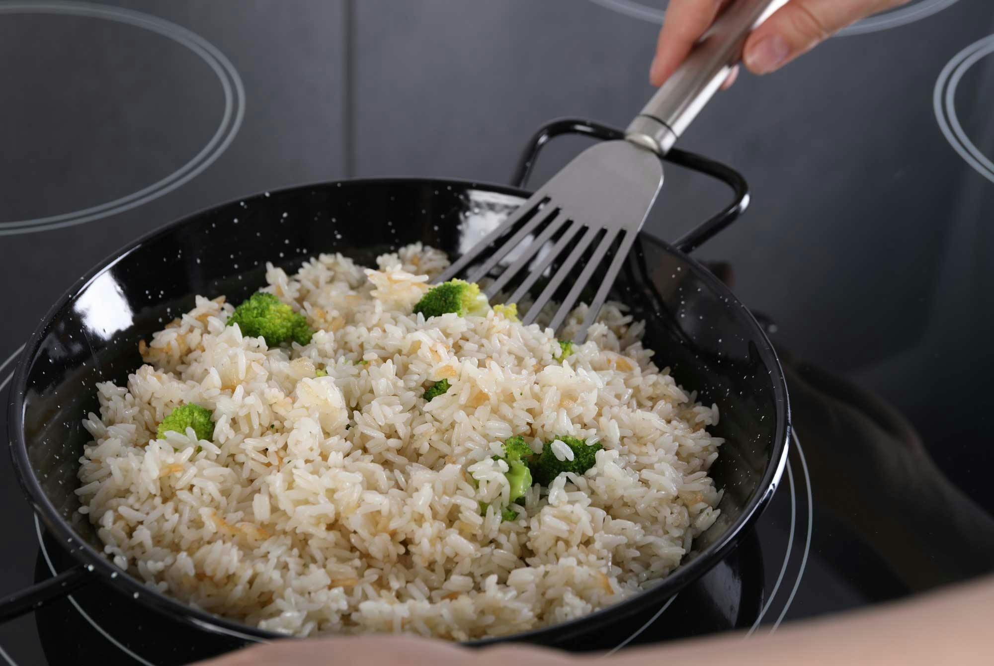 Stekt ris med grønnsaker laget i pannen