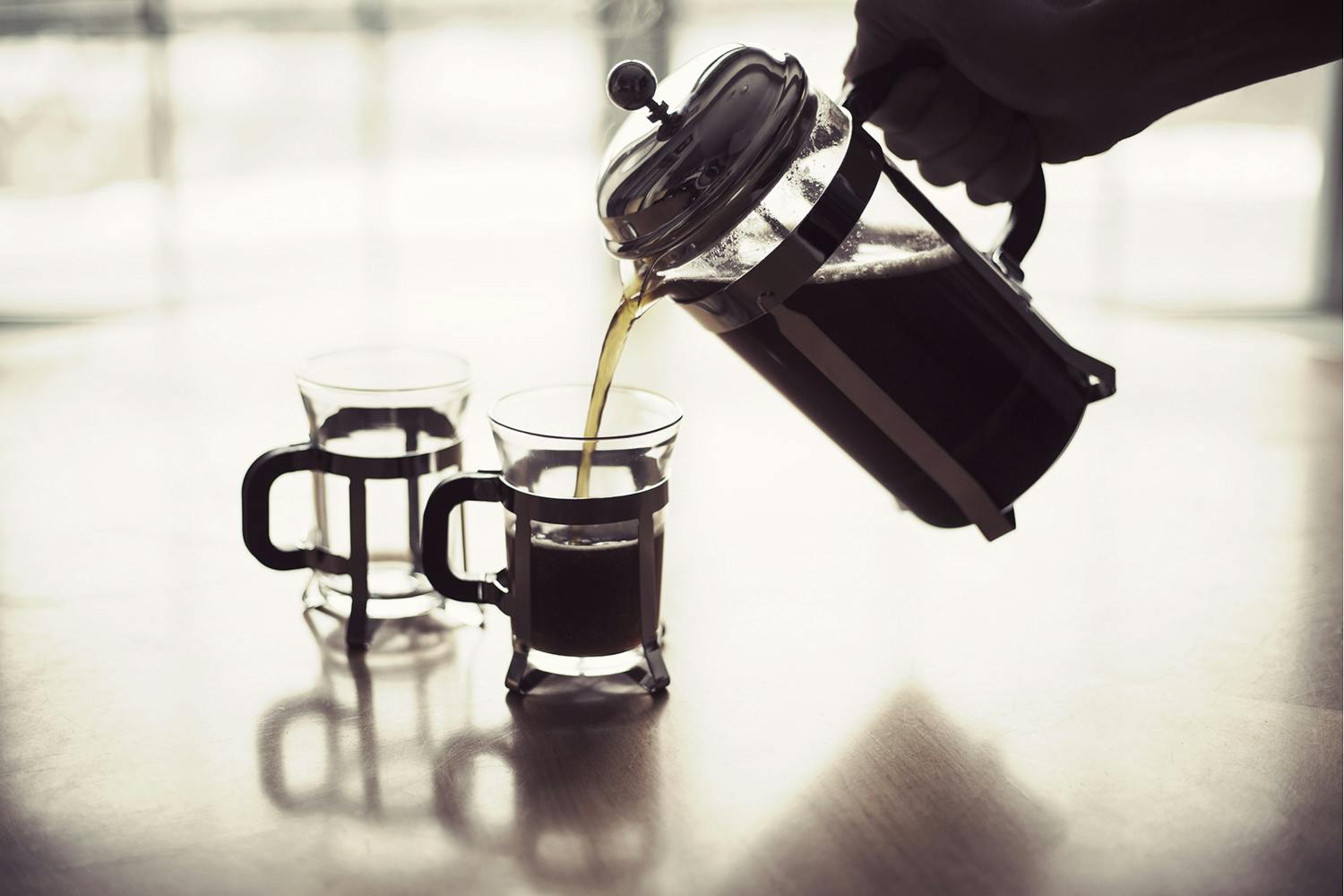 Franskpressat kaffe hälls upp i koppar