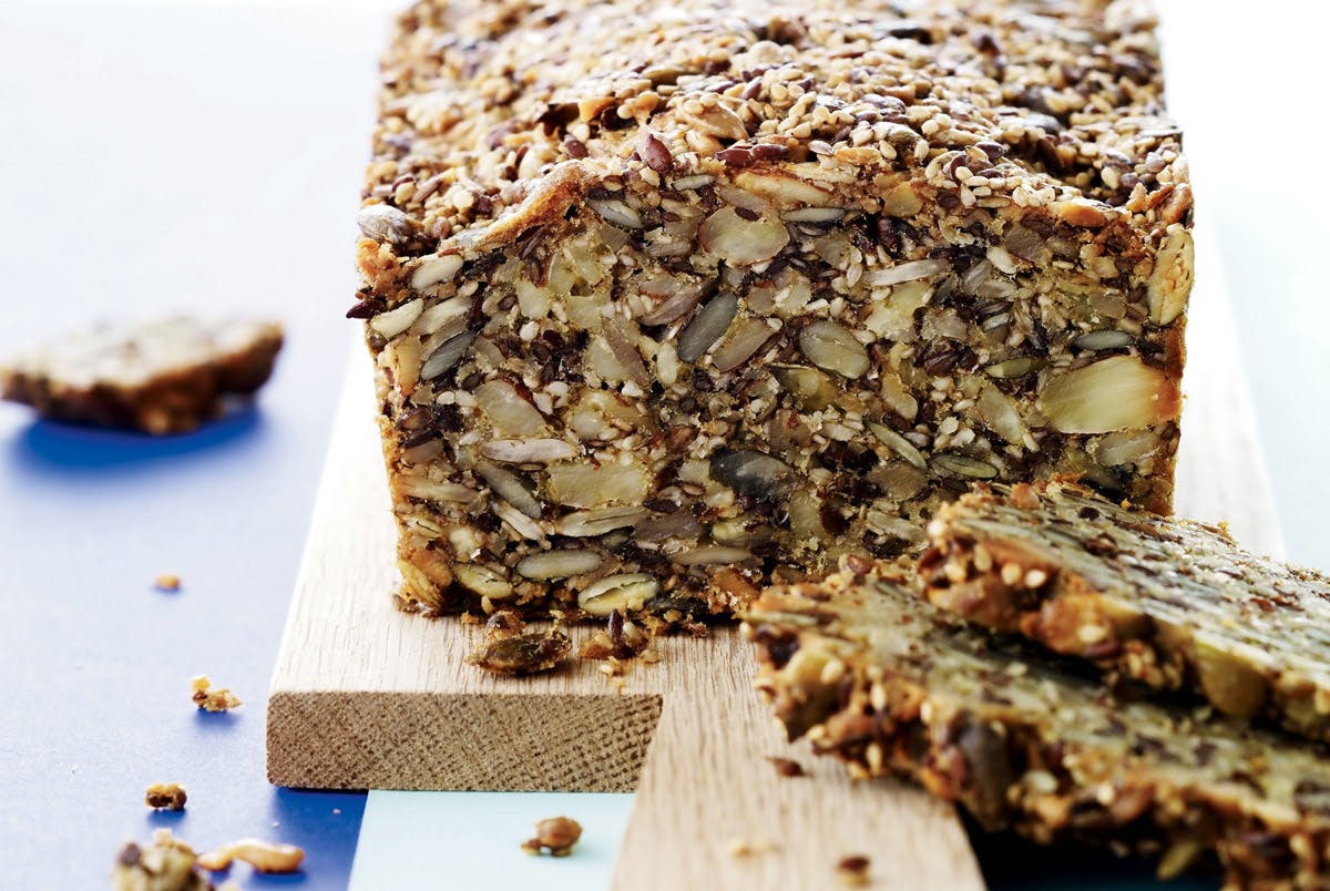 Stenåldersbröd med massor av frön och korn – recept på antiinflammatorisk kost