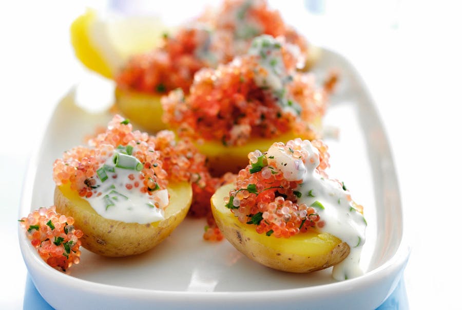 Nem frokost eller forret – kartofler med stenbiderrogn og rødløg