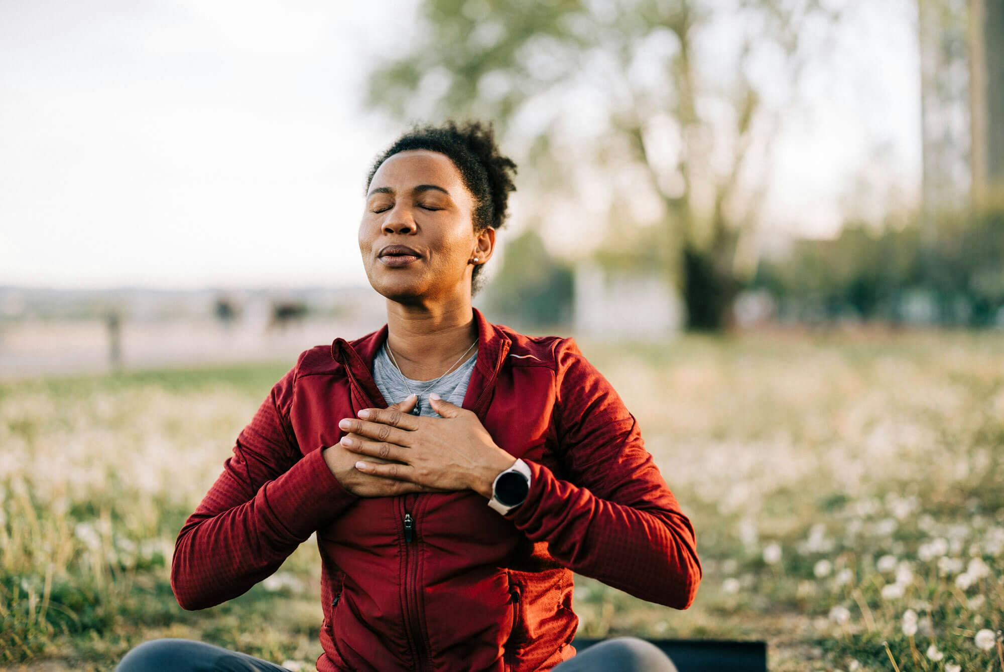 kvinde med stress dyrker mindfullness i naturen