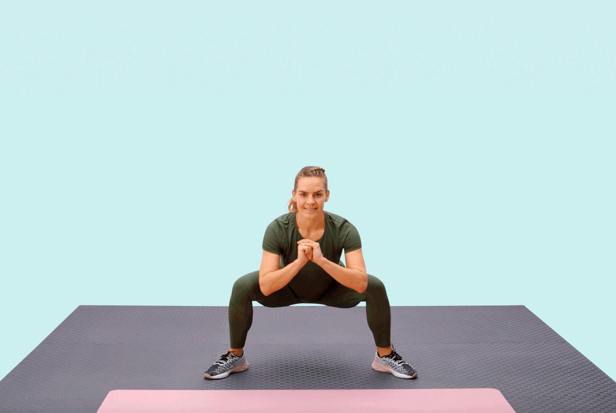 Kvinde laver sumo squat