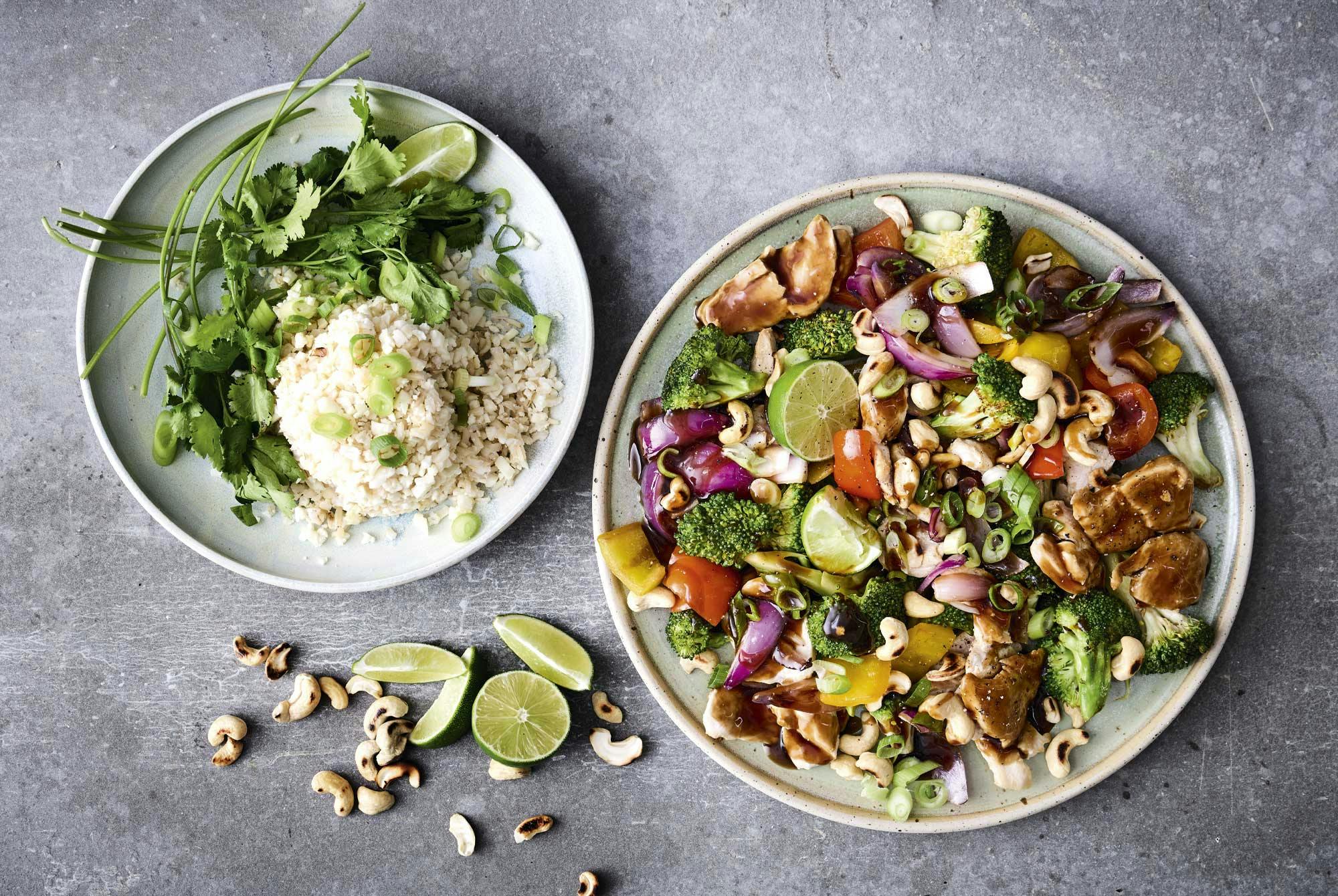 nem og sund aftensmad thai-style kyllingewok med ris og cashewnødder