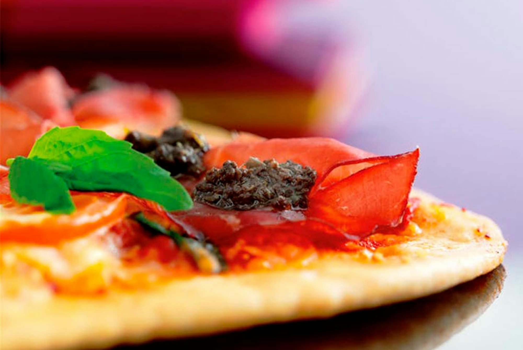 Sund pizza med lufttørret skinke og tapenade