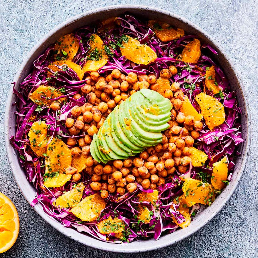 Röd spetskålssallad med rostade kikärter och avokado