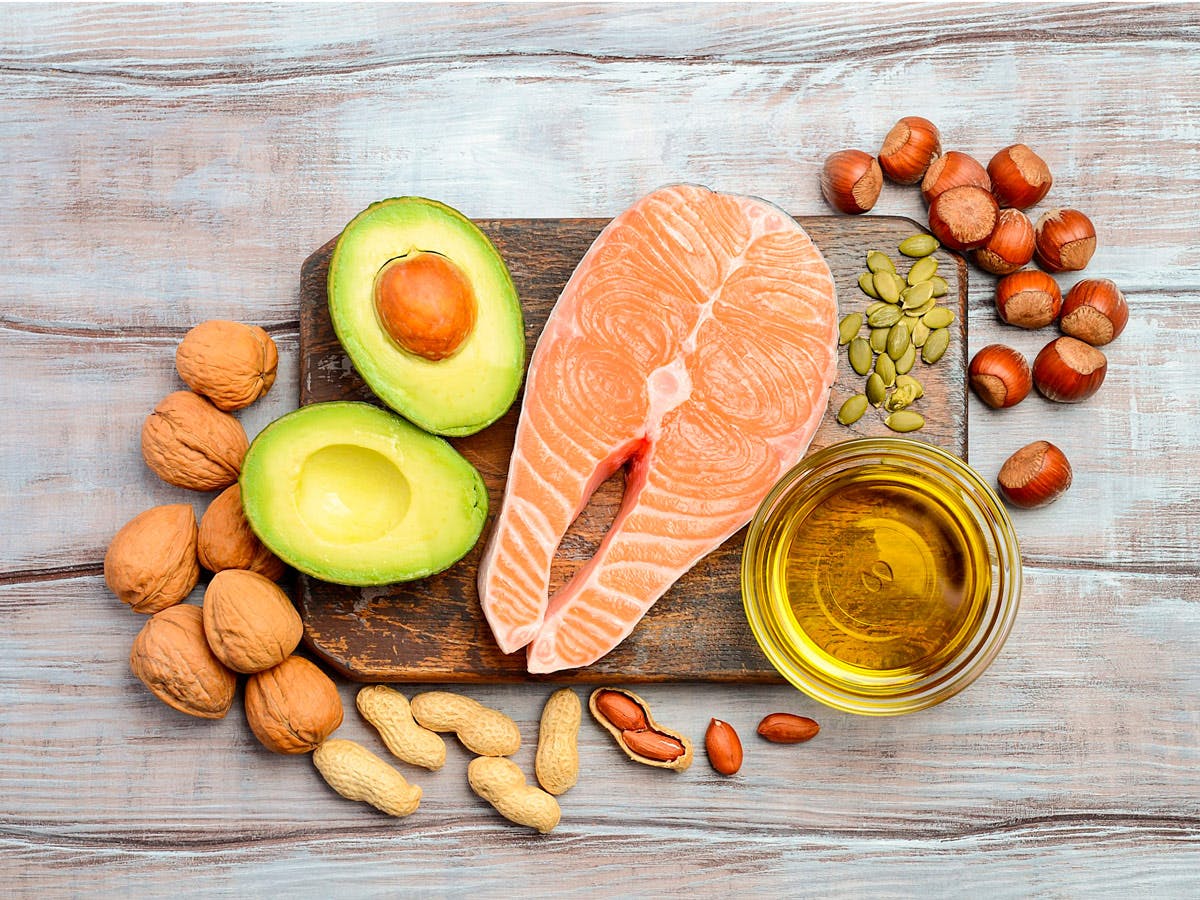 Sunt fett i form av laks, nøtter, avokado og olje.
