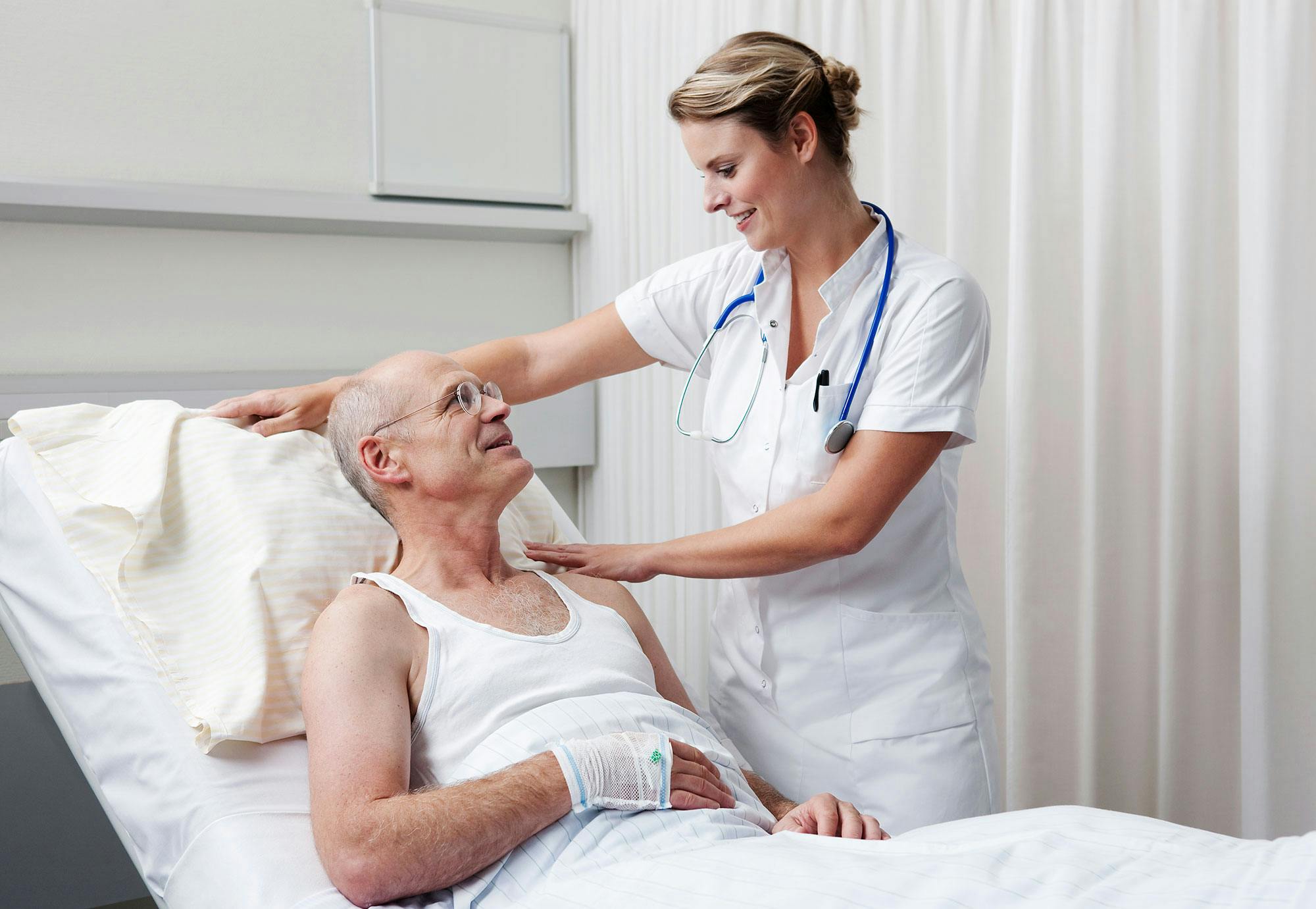 Sairaanhoitaja hoitaa potilasta sairaalassa.