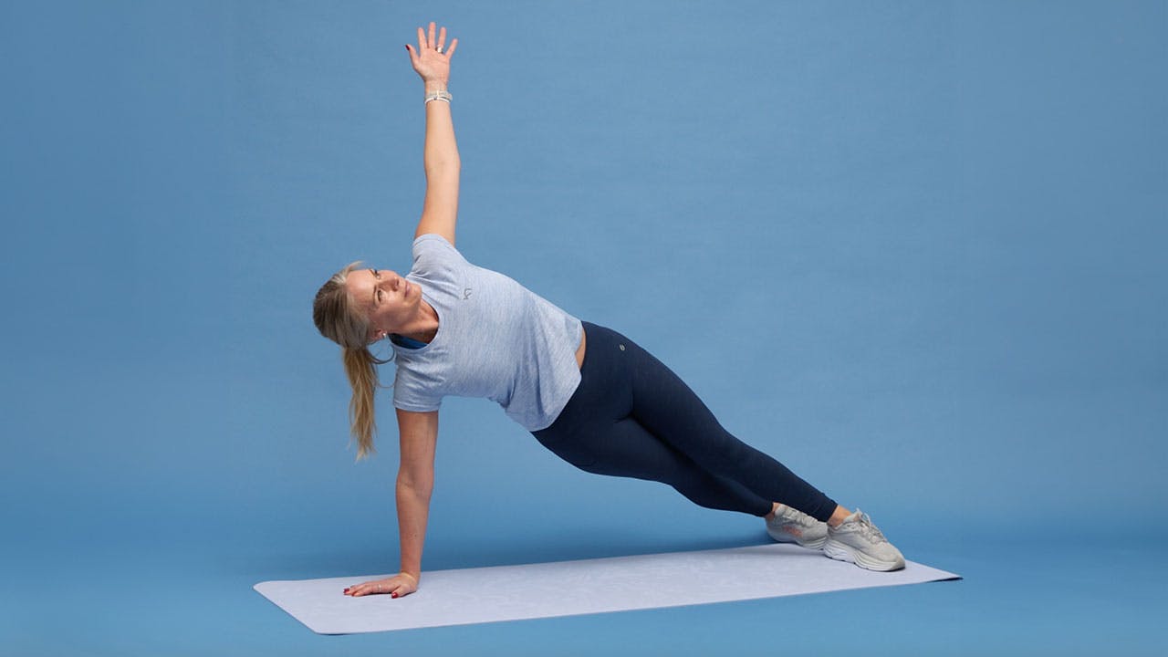 Kvinna styrketränar