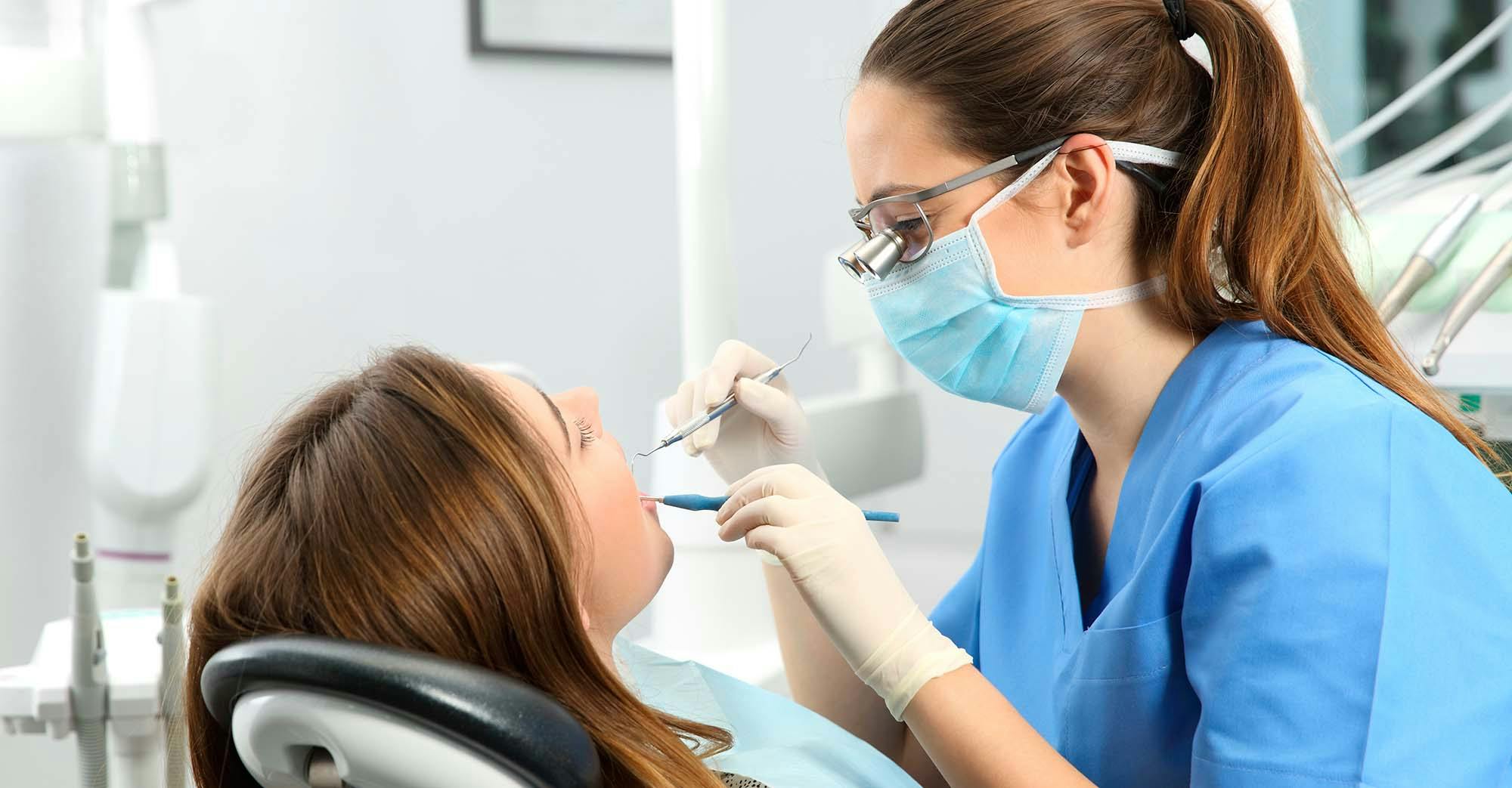 Tannlege undersøker pasient