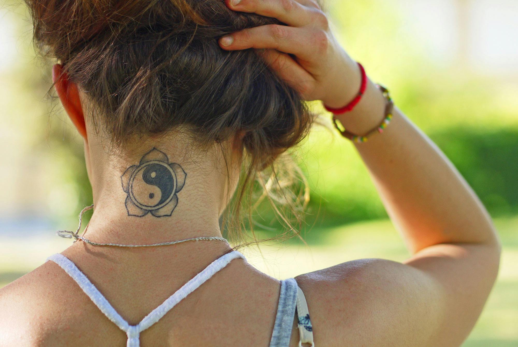 Kvinne med tatovering i nakken