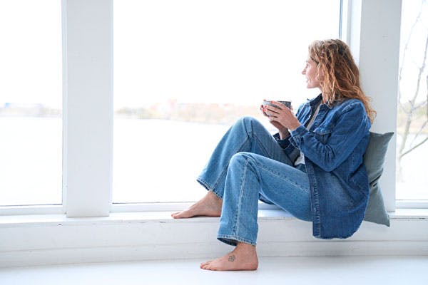 Kvinna som dricker en kopp te