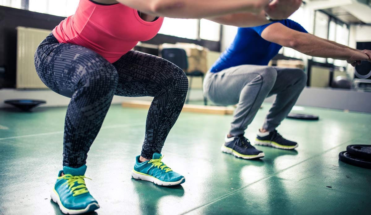 Kvinne gjør knebøy