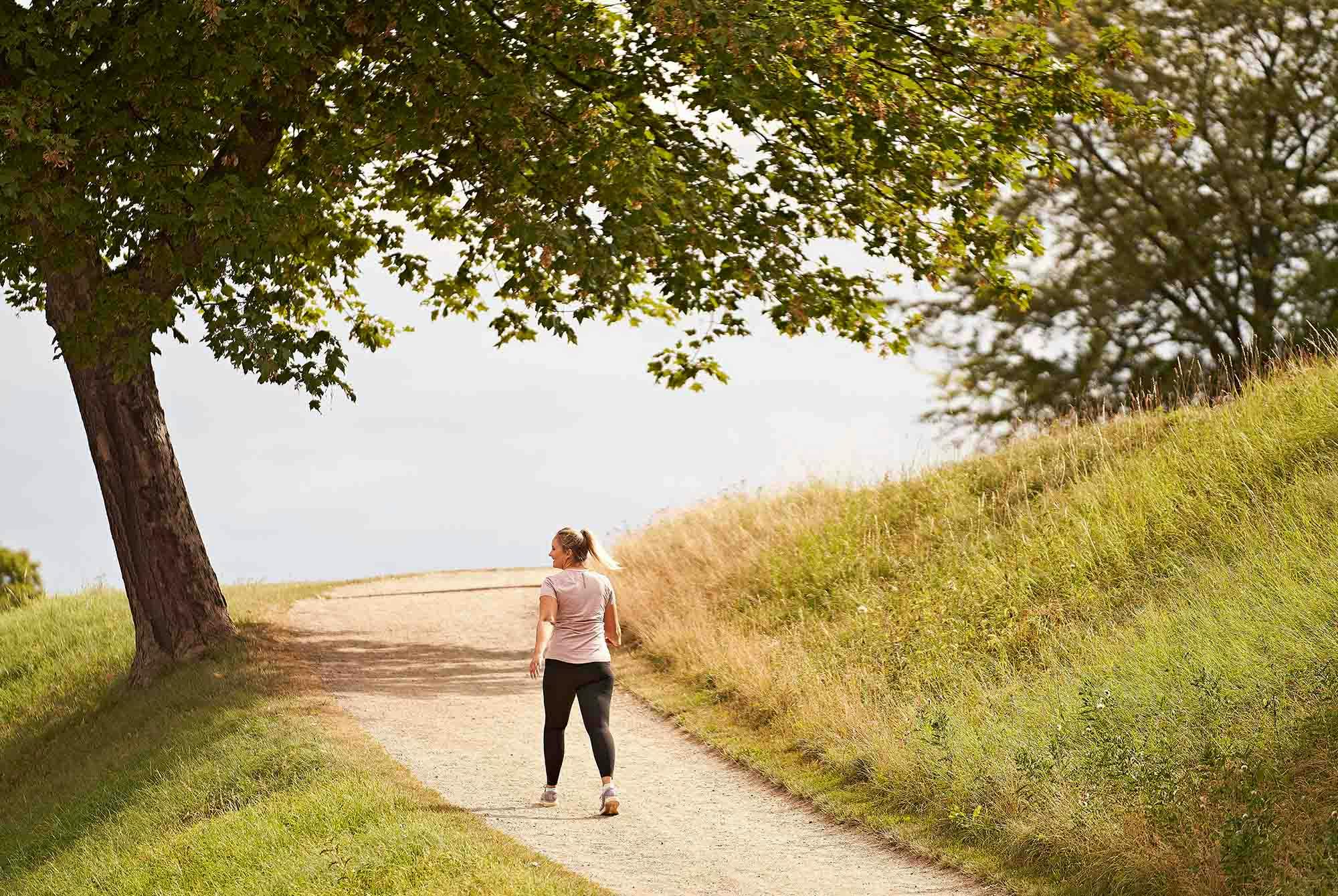 Kvinna går en promenad i naturen