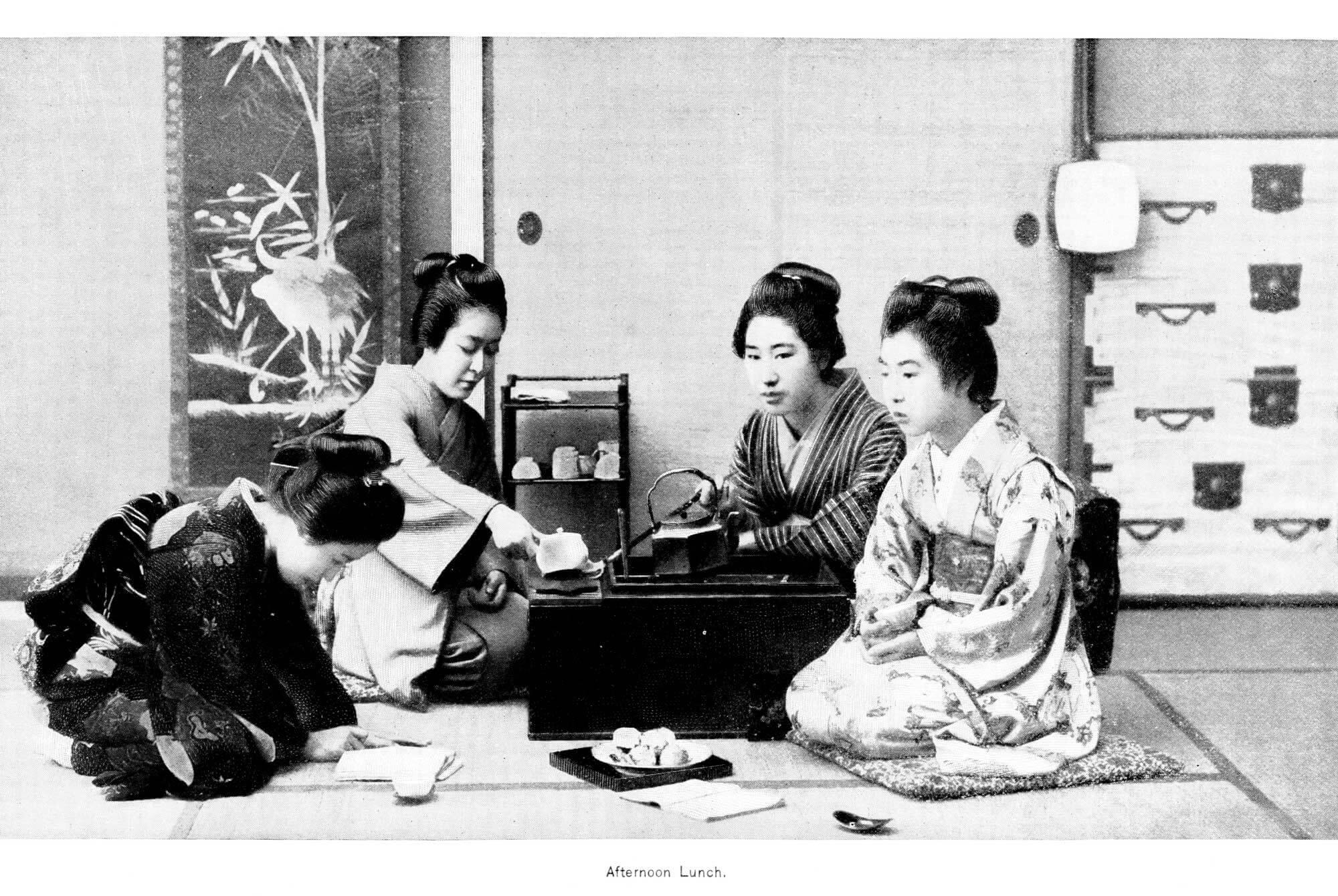 Tre japanske kvinner holder en seremoniell teseremoni