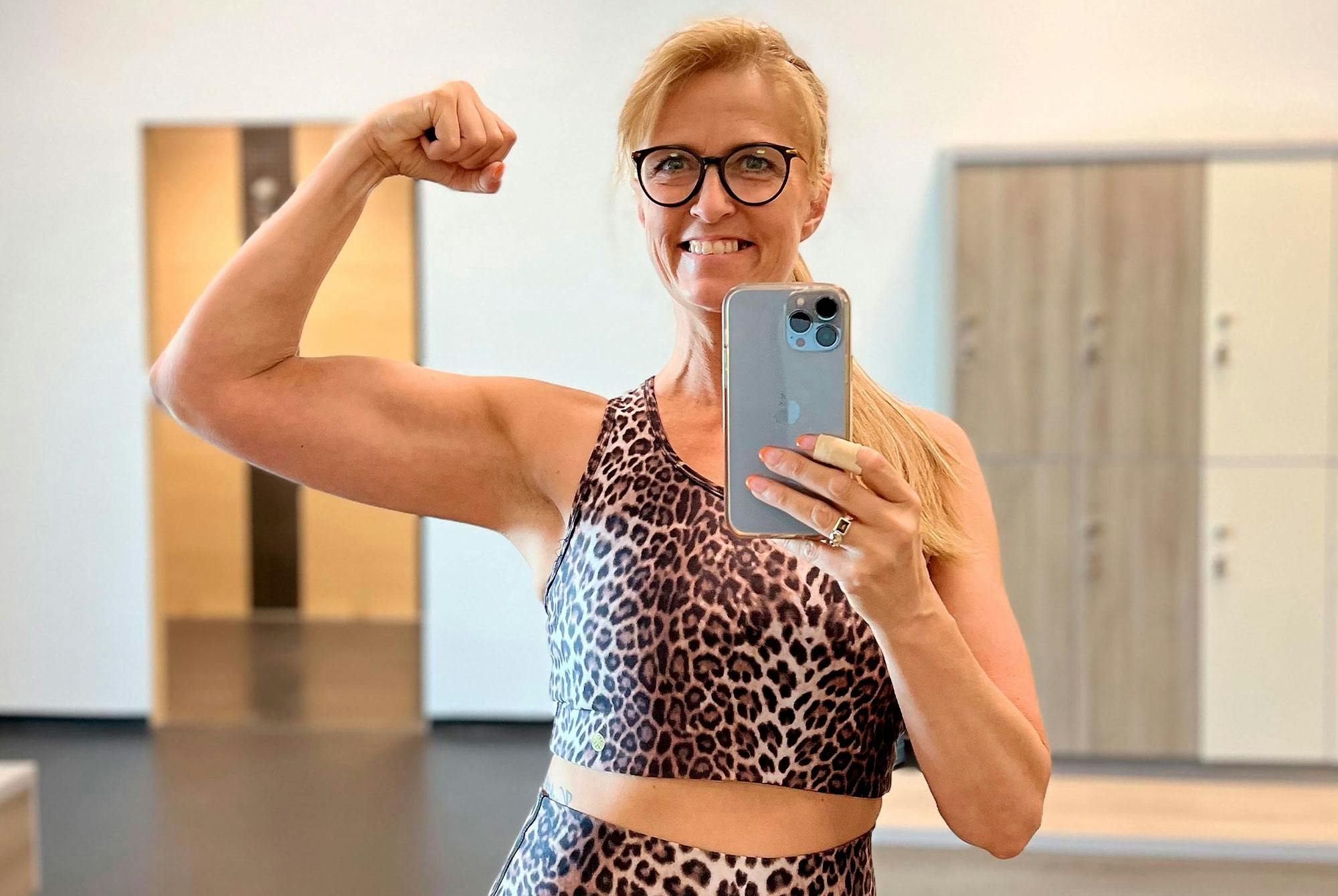 Kvinna visar sin starka arm